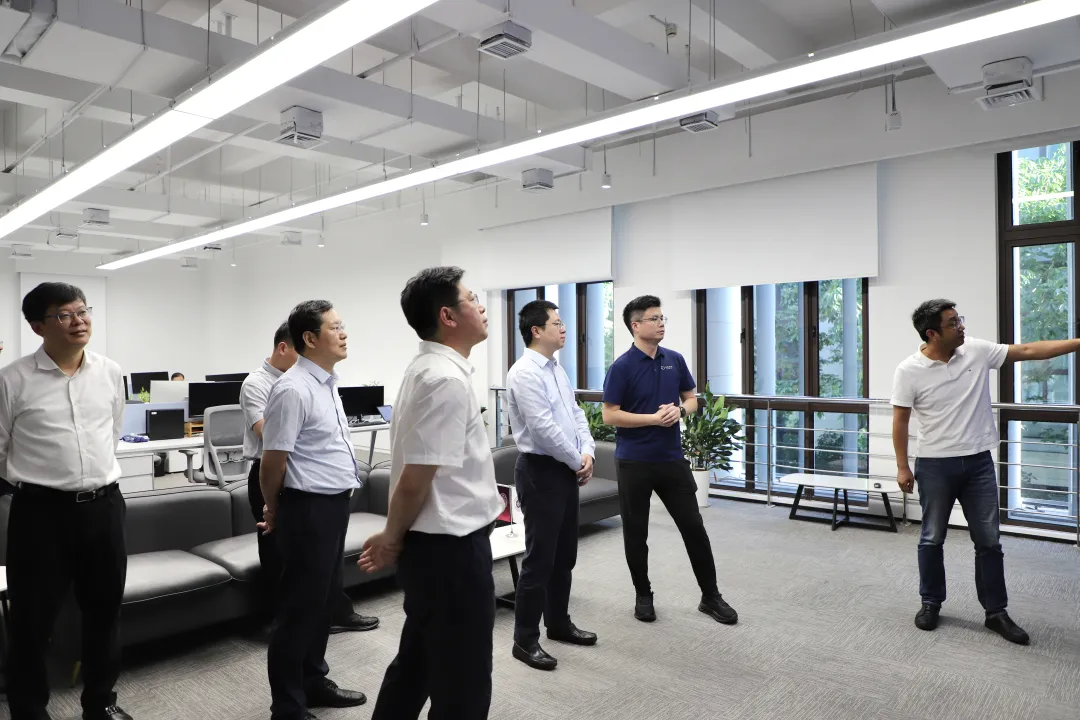 上海市科委副主任屈炜一行调研芯际无限